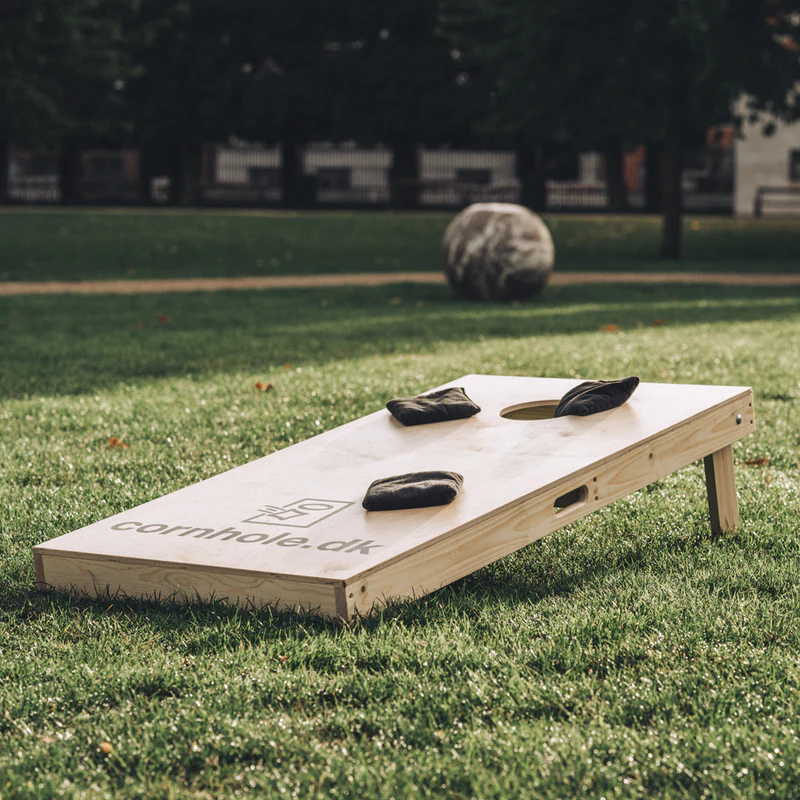 Cornhole Board mit Säcken, bereit zum Spielen